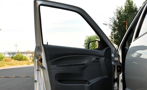 撞上已經(jīng)打開(kāi)的車(chē)門(mén)誰(shuí)的責(zé)任1