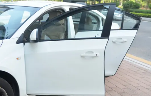 車門內飾板異響怎樣處理3