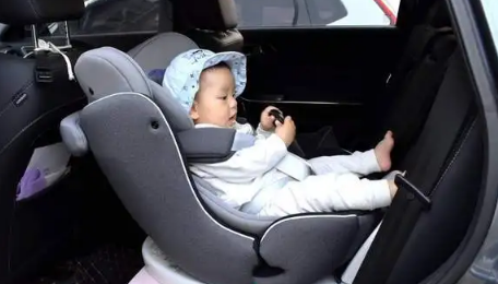 抱嬰兒坐后排算違章嗎1