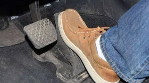 轉(zhuǎn)彎太慢可能踩油門(mén)嗎2