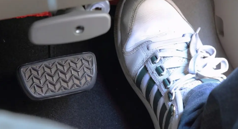 轉(zhuǎn)彎太慢可能踩油門(mén)嗎1